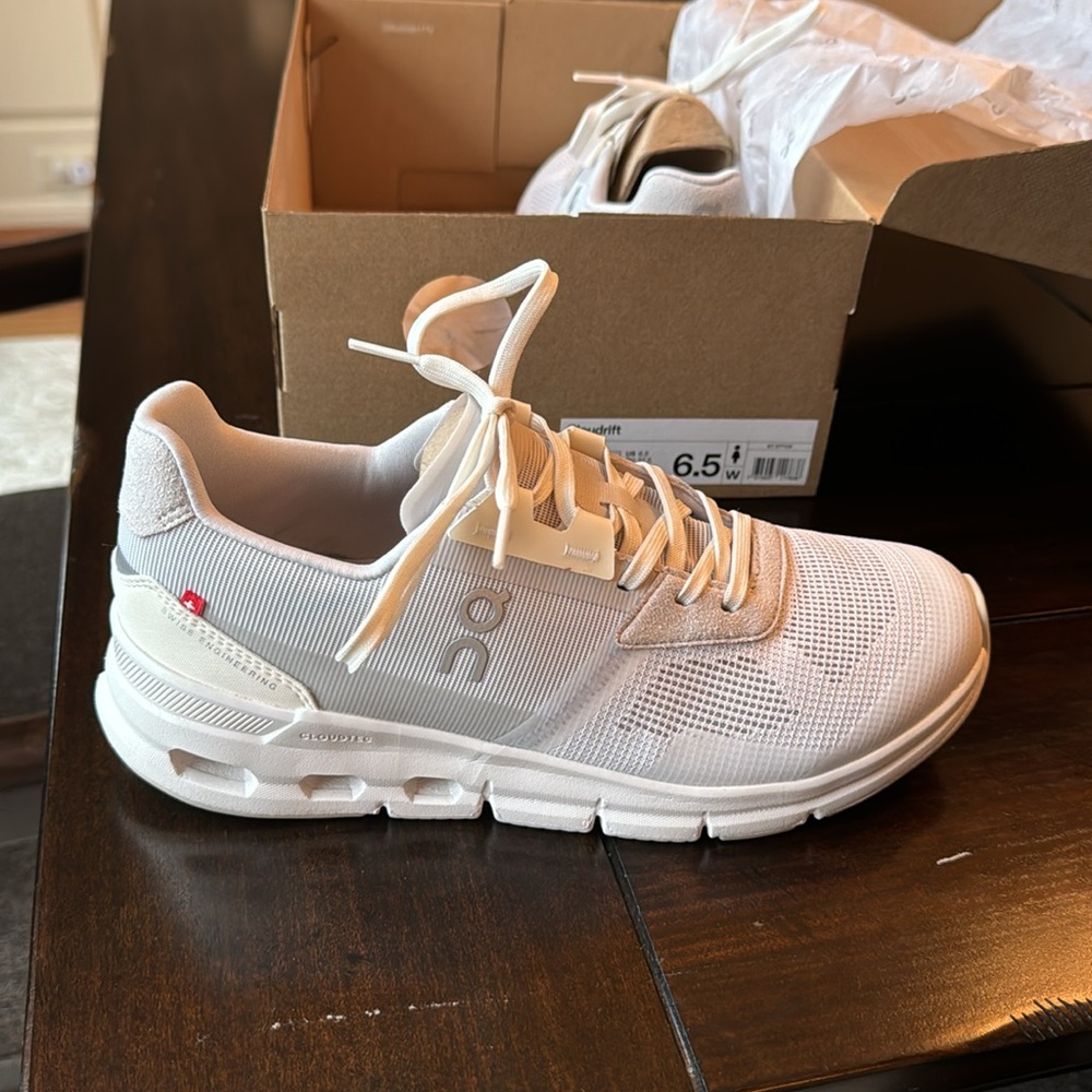 Size 6.5 OC Cloudrift shoes